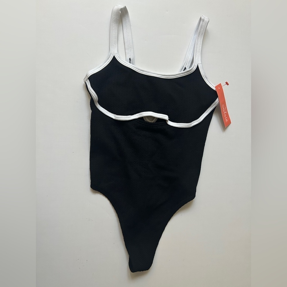Colsie Women’s textured Bodysuit with contrast trim & Keyhole - New